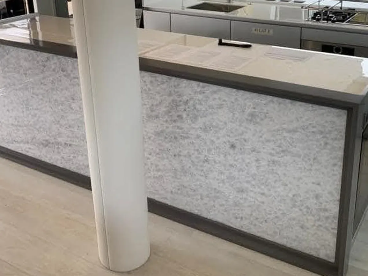 Isla de la cocina con encimera y frentes de compuesto Corian después del pulido